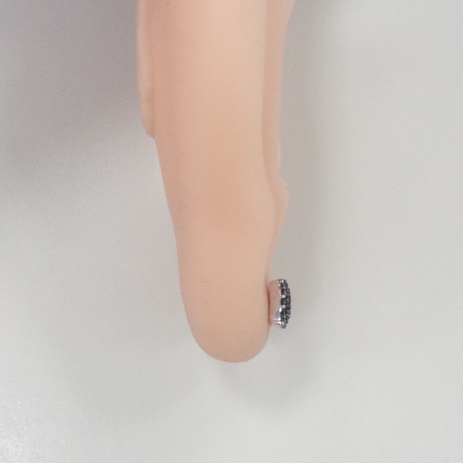 Серебряные серьги-пусеты с зелеными бриллиантами